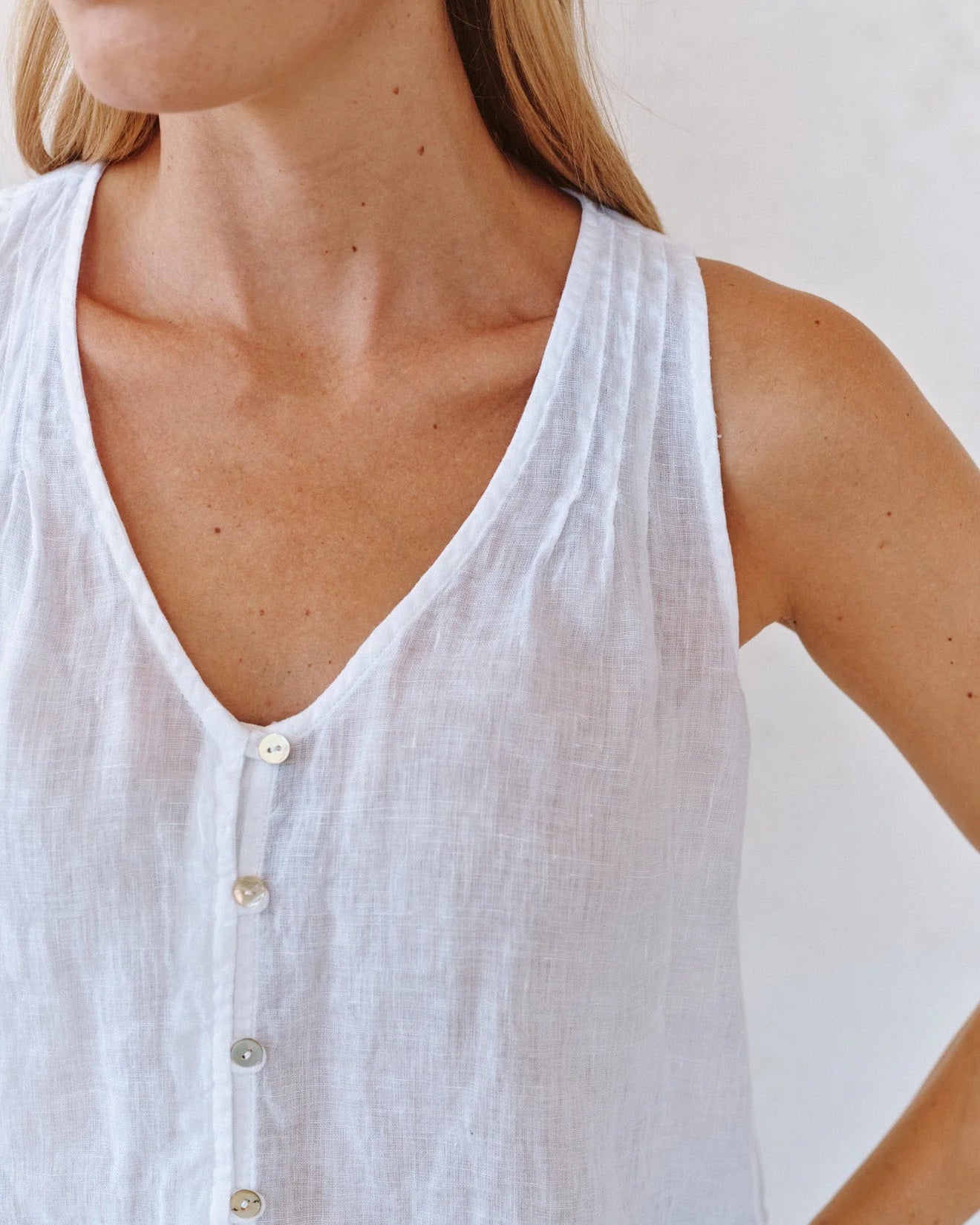 Bella Dahl | Sleeveless Pintuck V Neck Top